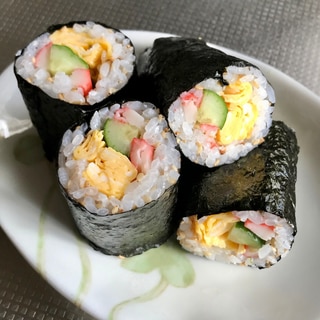 卵焼きとカニカマときゅうりの海苔巻き